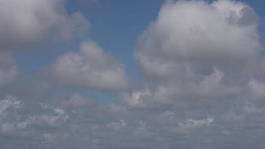 天空中布满白云飘动的自然延时