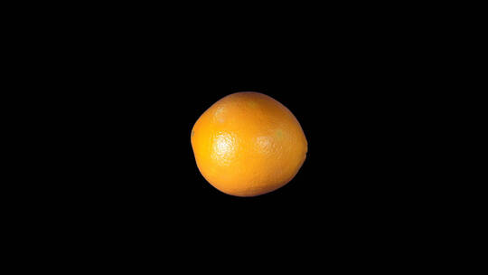 黑色背景下慢速旋转的橙子