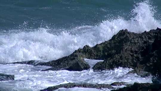 海浪 浪拍打礁石