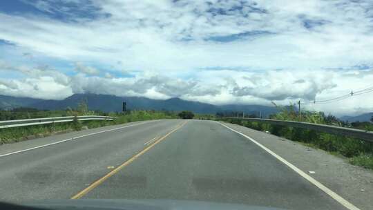 车辆在前方行驶的道路上行驶