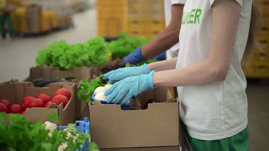 志愿者帮助社会社区捐赠食物