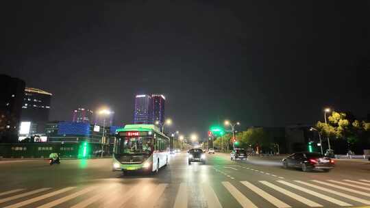 城市夜晚夜景开车第一视角汽车窗外沿途风景