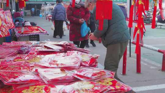 春节节日氛围集市买对联4K实拍