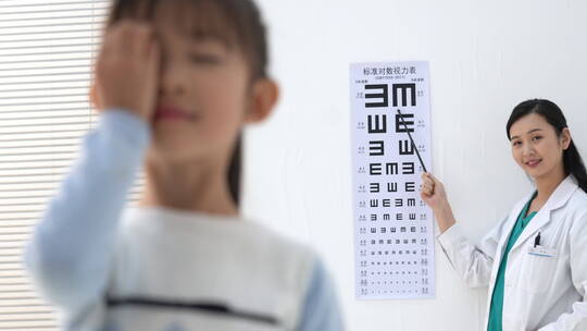 验光师给小女孩测试视力视频素材模板下载