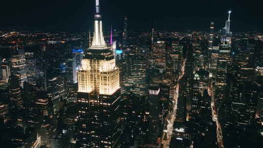 杰出的帝国大厦在运动背景夜纽约全景