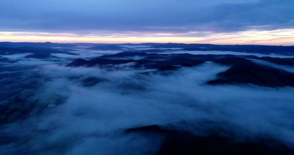 航拍夕阳映照下的山林晚雾