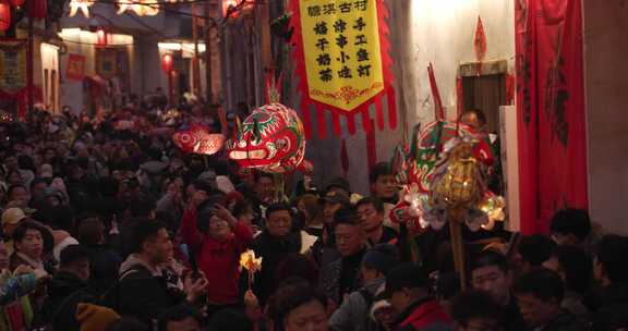 人群中热闹的鲤鱼灯游行瞻淇鱼灯迎新年