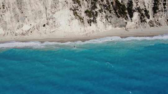 海浪撞击爱奥尼亚岛莱夫卡达埃格雷姆尼海滩海岸线的鸟瞰图