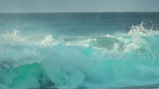 海浪拍打岩石暗礁海啸浪花