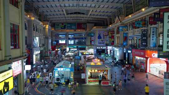 热闹的商业街夜景，人来人往灯火通明