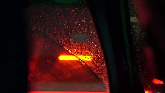 4K雨天出行打车玻璃上水珠空镜意境实拍视频