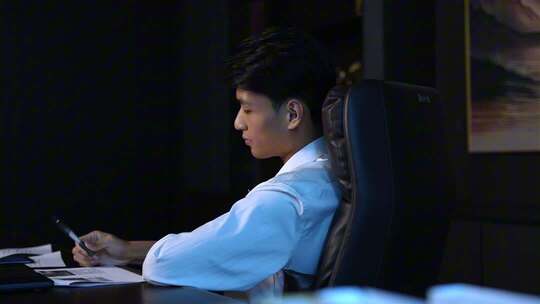 创业男性夜晚加班
