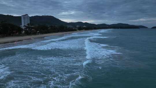 东南亚泰国普吉岛清晨时分海水冲刷沙滩景观