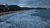 东南亚泰国普吉岛清晨时分海水冲刷沙滩景观高清在线视频素材下载