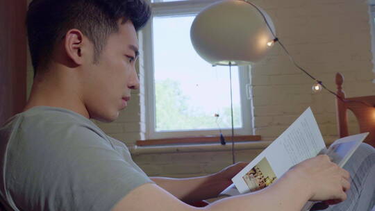 年轻男人在家看书