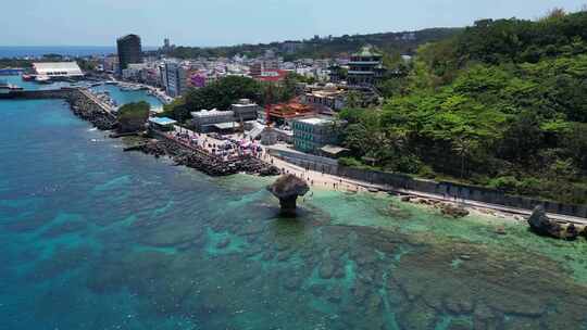 海岸无人机在台湾岛用巨型花瓶状岩石捕捉海