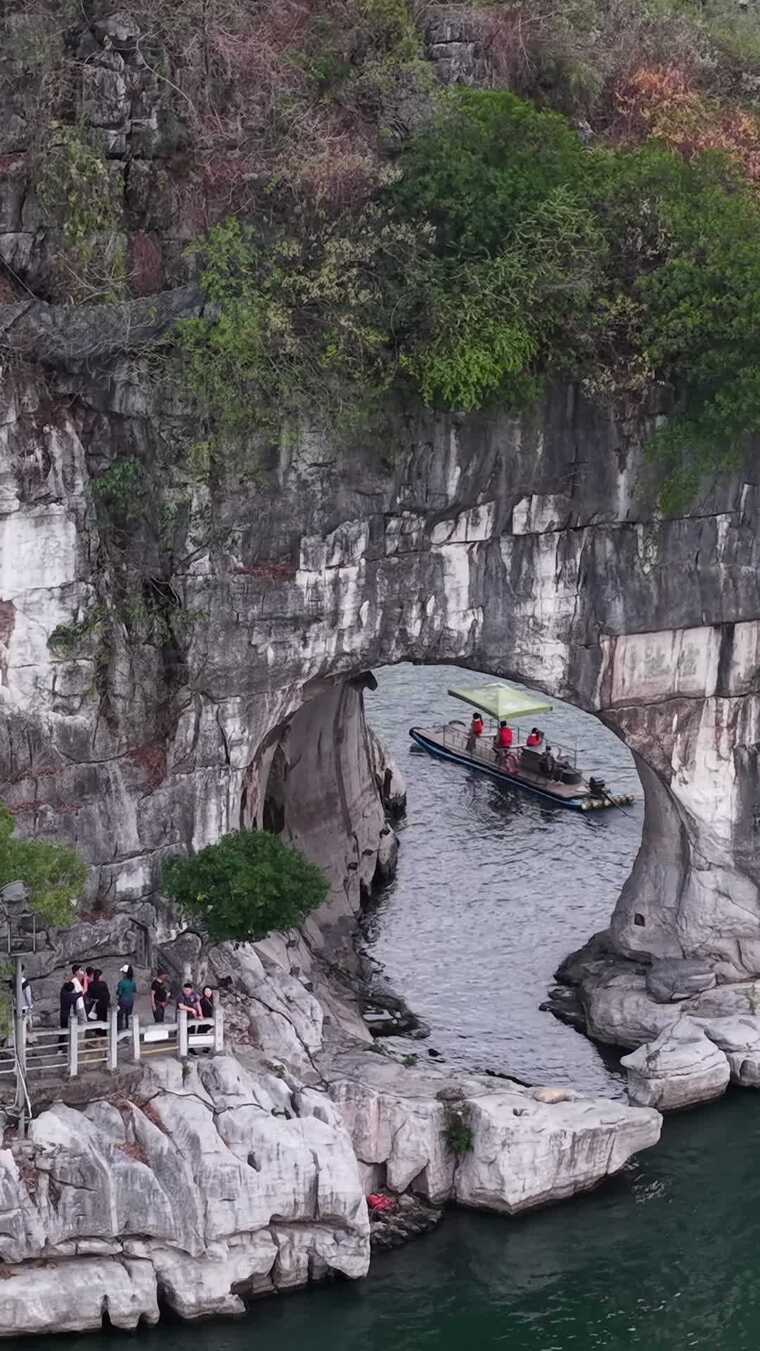 漓江山水间游船穿行