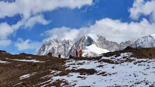 航拍垭口观看贡嘎山区雪山群峰的徒步旅行者