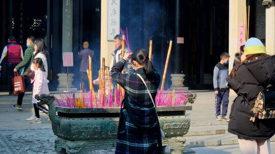 城隍庙香炉烧香拜神求神