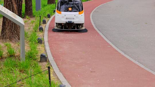 公园步道上的无人驾驶智能清扫车
