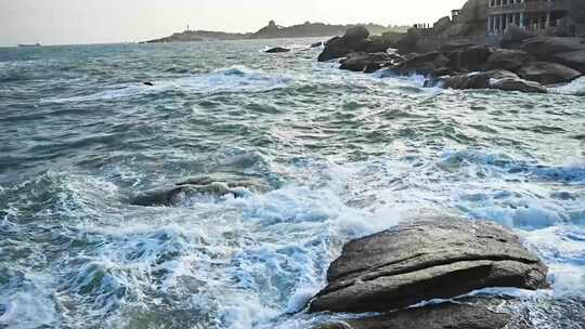 沙滩海边海浪拍打石头台风天1-50帧