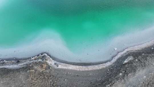 青海海西大柴旦翡翠湖碧水沙滩航拍视频