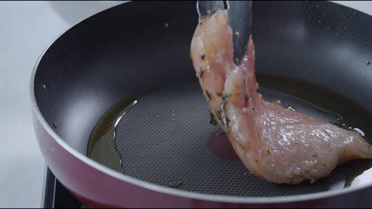 腌制好的鸡排下锅油煎西餐镜头组