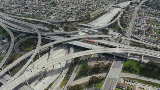 从高处可以看到不同道路的高速公路