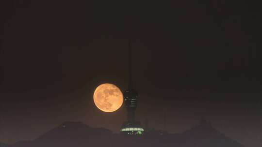 深圳洪湖公园看梧桐山电视塔月亮升起