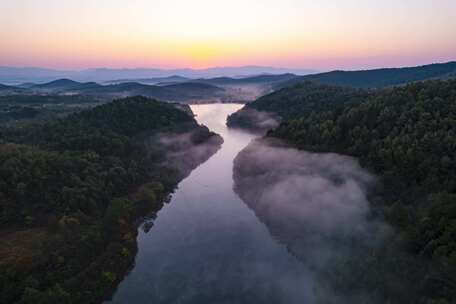 山间河道平流雾群山日出