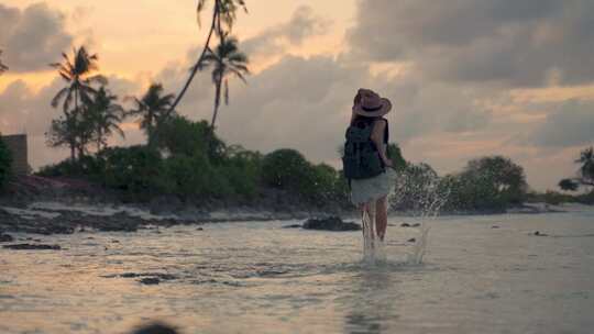 女子在海边浅滩上奔跑的唯美画面自由旅行