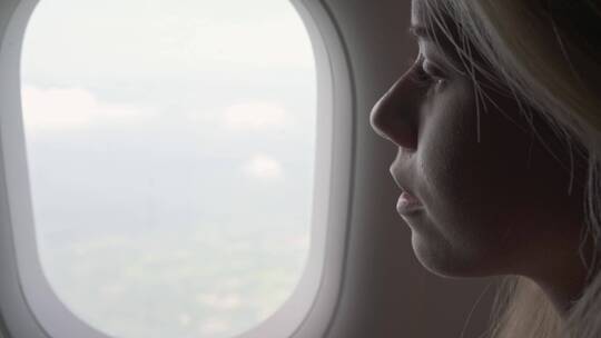 女人在飞机上看风景