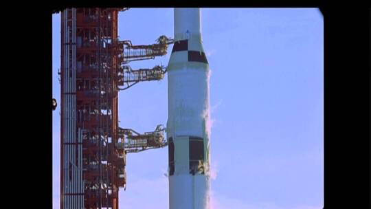 土星五号火箭发射侧视图