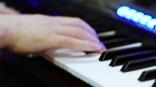 键盘录音棚钢琴弹奏手部特写高速黑白键