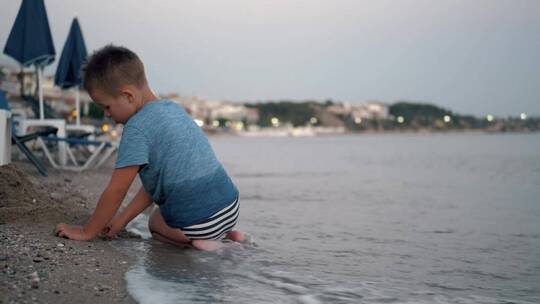 孩子们在海滩上度过晚上