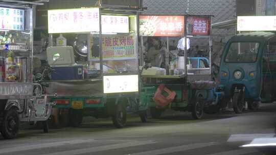 夏夜美食街：小吃摊前的热闹与流动光影