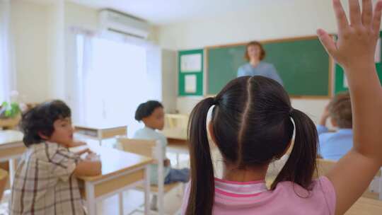 高加索年轻女子教师在学校教室教学生。