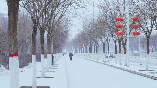 城市街道人文下雪雪景