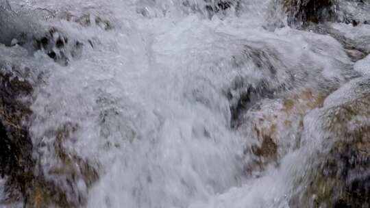 4k溪流升格水流 湍急的水流