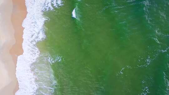 海浪沙滩海浪拍打沙滩航拍素材