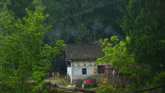 农村煮饭房屋炊烟缭绕视频素材模板下载