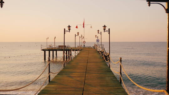 清晨沿着木制码头走向大海