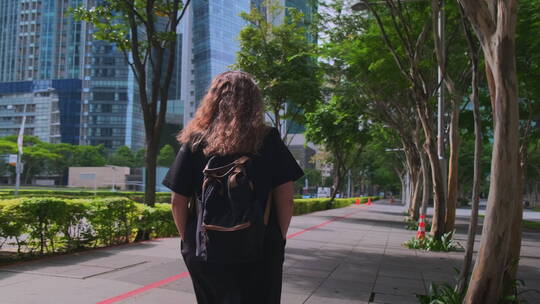 女孩漫步在新加坡的街头视频素材模板下载