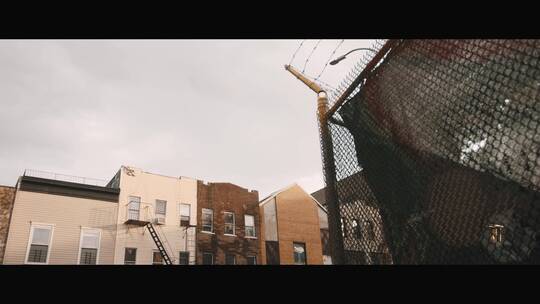 城市里建筑物的围栏视频素材模板下载