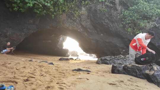 海南万宁山钦湾燕子洞航拍