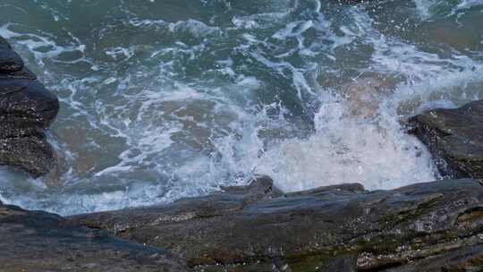 海浪海水冲刷拍打海滩礁石