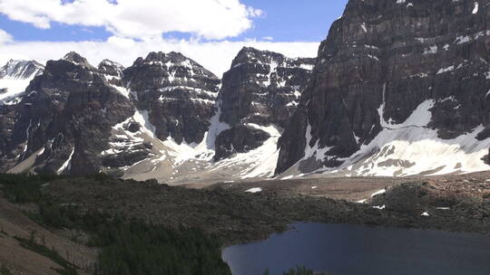 被雪覆盖的山脉湖泊峰景观