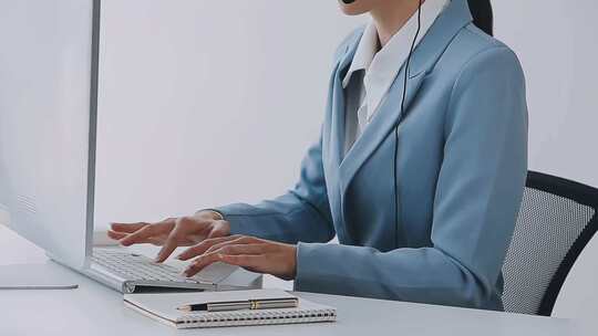 女性办公、操作电脑视频素材模板下载