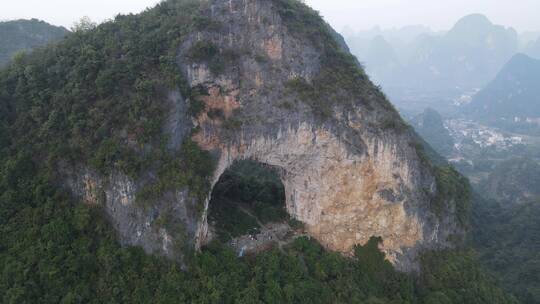 广西桂林阳朔十里画廊月亮山