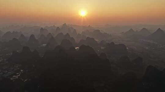 桂林山水山峰日出光线